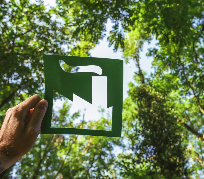 Mano sostiene icono de industria